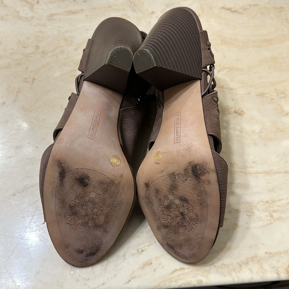Women’s shoe lightly worn. - Picture 4 of 6